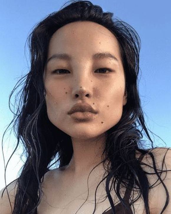 Tsunaina là một ví dụ điển hình cho việc chuẩn mực các các siêu mẫu hiện nay đang dần thay đổi. Đã qua rồi thời mà người phụ nữ phải có vẻ đẹp cổ điển, làn da trắng sáng, hoặc thậm chí là các bộ phận cơ thể hoàn chỉnh.