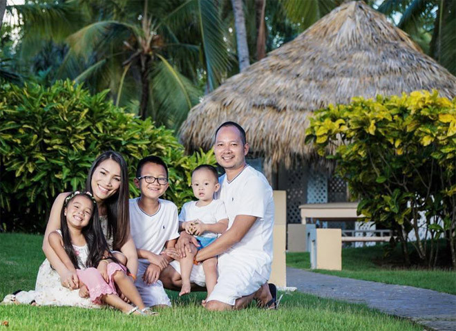 Hiện, nữ ca sĩ có cuộc sống hạnh phúc bên chồng kém tuổi cùng ba con tại Mỹ.