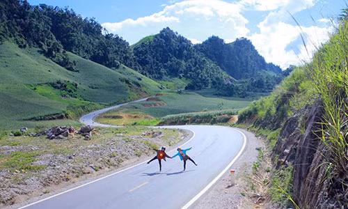 Khách du lịch tạo dáng chụp ảnh giữa lòng đường tại đoạn "Chữ S huyền thoại". Ảnh: Lao Động.