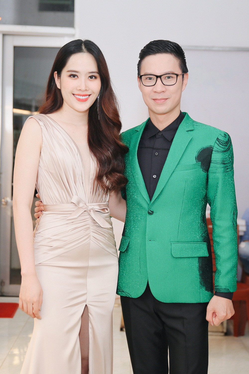 Bộ trang phục tôn vẻ đẹp của Nam Em với phom đuôi cá, thiết kế xếp ly nhẹ nhàng ngay phần eo vừa kín đáo vừa gợi cảm nữ tính.