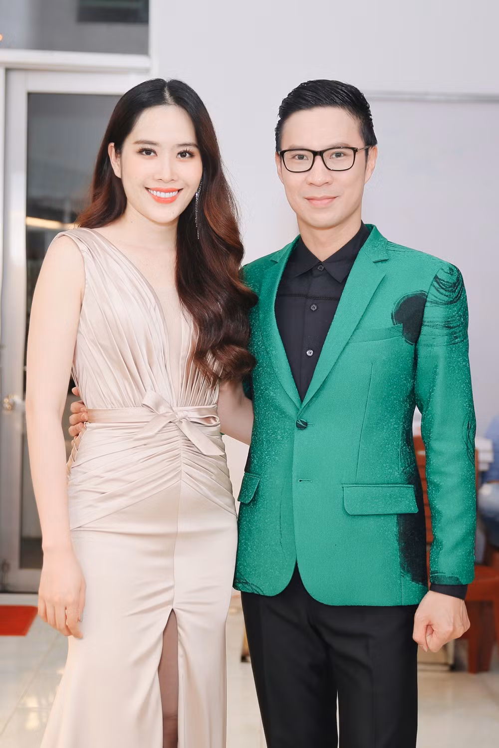 Bộ trang phục tôn vẻ đẹp của Nam Em với phom đuôi cá, thiết kế xếp ly nhẹ nhàng ngay phần eo vừa kín đáo vừa gợi cảm nữ tính.