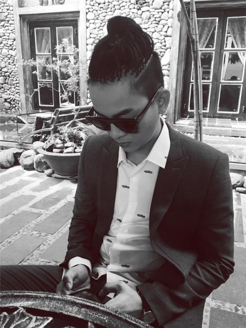 Mái đầu lạ lẫm khiến fan từng lo sợ Hoài Lâm bước vào thời kỳ nổi loạn.