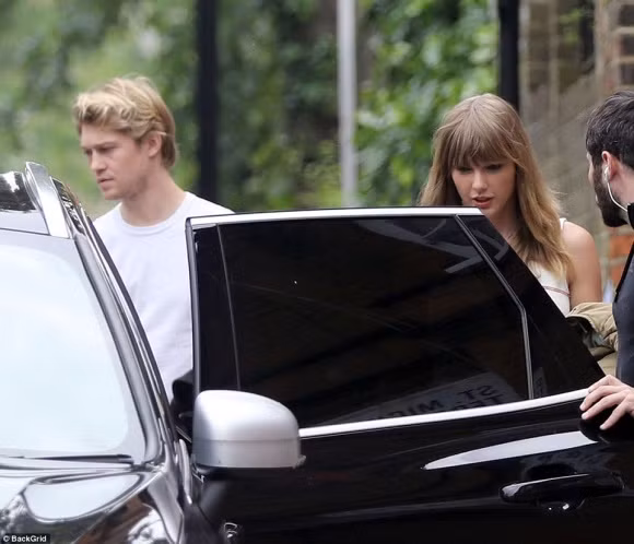 Taylor và Joe bị bắt gặp hẹn hò tại London vào cuối tháng 5.