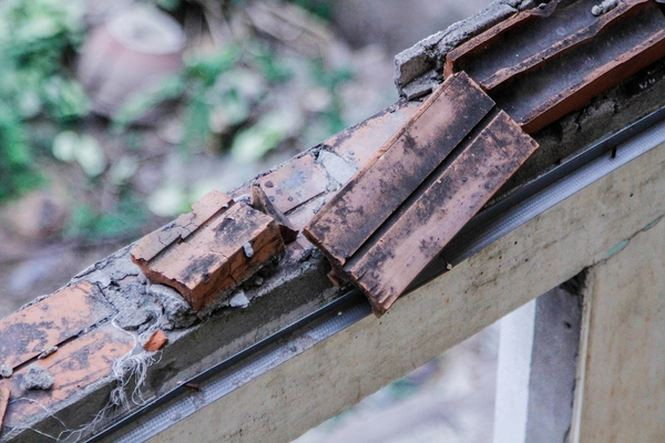 Vật liệu ngổn ngang trên cao là mối nguy hiểm cho những người qua lại quanh khu vực này. Dự án do công ty CP bất động sản Vinaconex làm chủ đầu tư được khởi động nhiều năm nay, nhưng vẫn chưa được triển khai đúng tiến độ. Trong đó có nguyên nhân là còn một số hộ dân chưa thống nhất với phương án hỗ trợ, bồi thường.