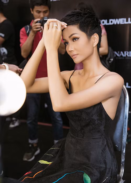 Hoa hậu H’hen Niê là người kết màn cho bộ sưu tập “The Boyfriend’s Jacket - Hãy mặc áo của anh” của nhà thiết kế Hà Linh Thư.