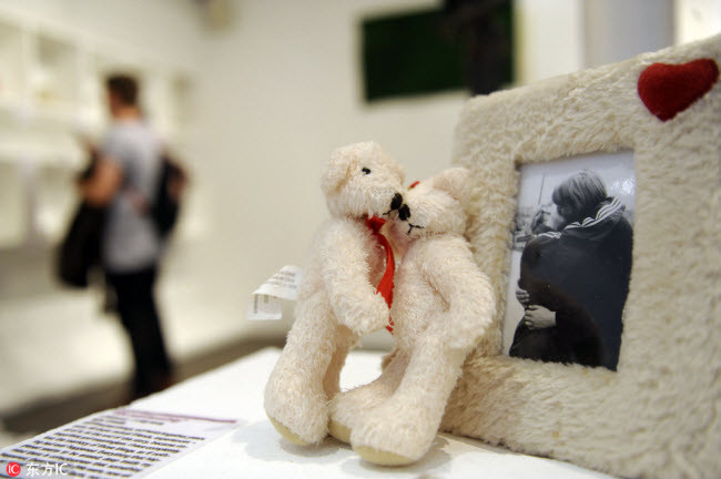 8. Bảo tàng thất tình Sau khi các cuộc tình tan vỡ, quà tặng và vật kỷ niệm từng được nâng niu cần thận có thể bị đốt hay vứt vào trong thùng rác. Một bảo tàng mới thành lập ở London, Anh, đã cố gắng lưu giữ lại những vật kỷ niệm này. Chúng được ủng hộ bởi những người thất tình từ khắp nơi trên thế giới.