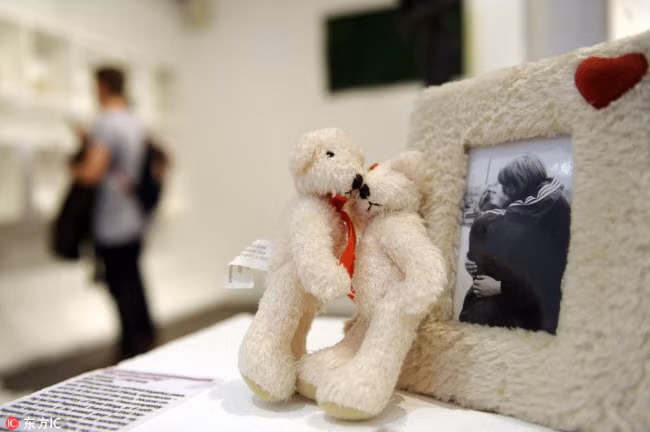 8. Bảo tàng thất tình Sau khi các cuộc tình tan vỡ, quà tặng và vật kỷ niệm từng được nâng niu cần thận có thể bị đốt hay vứt vào trong thùng rác. Một bảo tàng mới thành lập ở London, Anh, đã cố gắng lưu giữ lại những vật kỷ niệm này. Chúng được ủng hộ bởi những người thất tình từ khắp nơi trên thế giới.