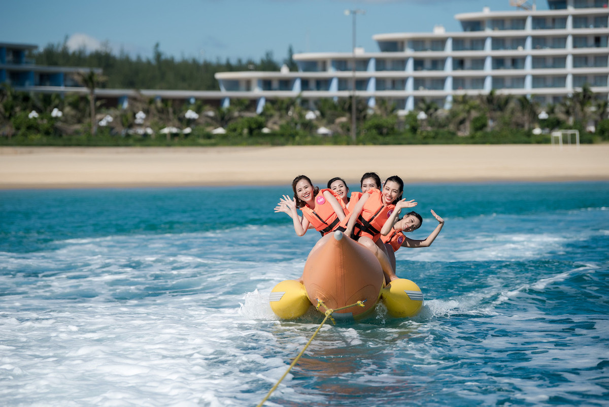 Một số thí sinh chọn trải nghiệm các trò chơi mạo hiểm để lấy lại cân bằng sau những ngày tập luyện.