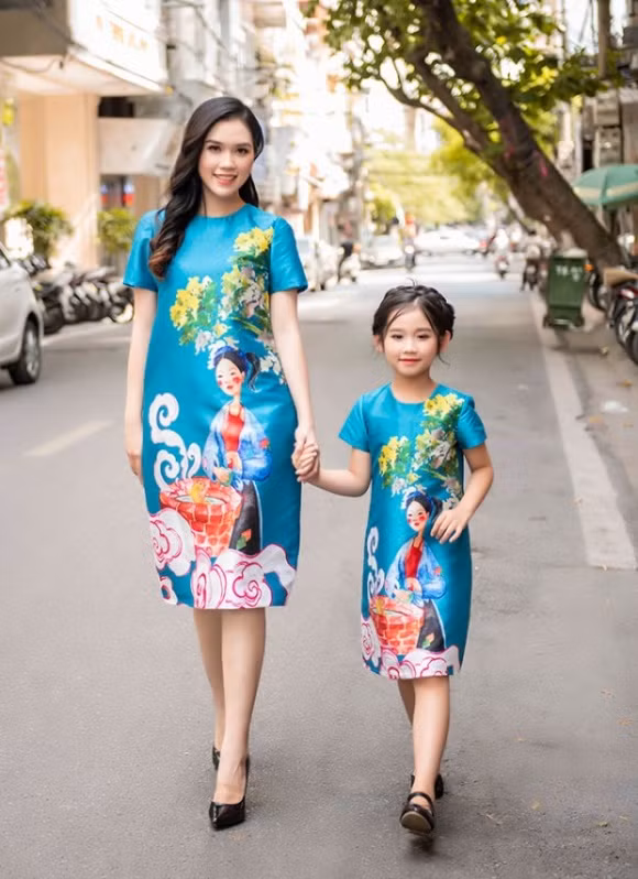 Con gái diễn viên Minh Tiệp nổi bật khi diện áo dài cách tân xuống phố cùng mẹ. Với street style này, bé Minh Thùy xứng đáng được xếp trong top những nhóc tỳ nhà sao Việt sành điệu nhất tuần qua.