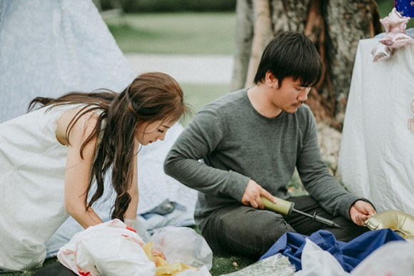 Nhân ngày con trai tròn 1 tuổi, Khánh Hiền và ông xã James Ngô đã chọn khuôn viên ngay trước nhà để tổ chức tiệc. Vợ chồng Khánh Hiền đã lên ý tưởng từ trước đó một tháng. Tông màu chủ đạo của tiệc là trắng và xanh dịu mát. Trong ngày sinh nhật con trai, nữ diễn viên "Tôi thấy hoa vàng trên cỏ xanh" mời một số người thân và bạn bè đến dự.