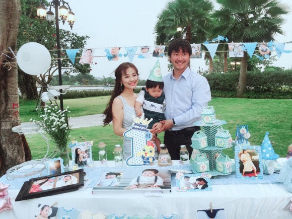 Trên trang cá nhân, Khánh Hiền nhắn nhủ đến con trai: "Happy birthday con trai cưng! Hôm nay con tròn 1 tuổi, có tuổi để đếm với người ta rồi nhé! Con yêu! Ba mẹ luôn cầu mong những điều tốt lành đến với con, mẹ sẽ mãi luôn bên cạnh theo dõi từng bước chân của con, mẹ mong bây giờ và mãi về sau luôn thấy những nụ cười giòn tan của con. Con là tất cả của mẹ, mẹ yêu con nhiều lắm!".