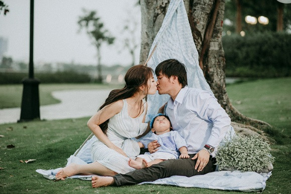 Vợ chồng Khánh Hiền hạnh phúc trong tiệc thôi nôi con trai.