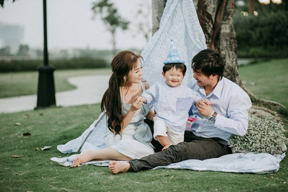 Con trai Khánh Hiền rất bụ bẫm và đáng yêu.