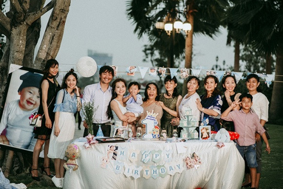 Bạn bè, người thân đến dự sinh nhật con trai Khánh Hiền.