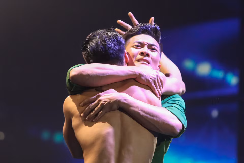 Quốc Cơ ôm chặt lấy người em trong hãnh diện và hạnh phúc. Tại hậu trường, anh chia sẻ: "Tôi thấy như chết đi sống lại sau màn biểu diễn".