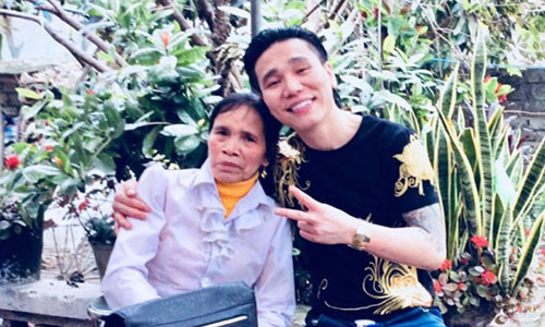 Châu Việt Cường và mẹ.
