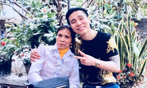 Châu Việt Cường và mẹ.