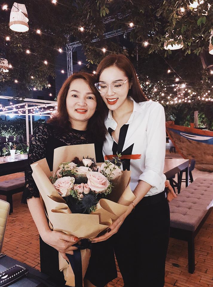 Ngay sau khi đăng tải, những hình ảnh của Hoa hậu Việt Nam 2014 nhận được "bão" lời khen từ phía cộng đồng, đa phần là những lời chúc, lời khen có cánh về nhan sắc mẹ Kỳ Duyên.