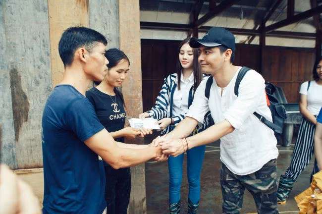 MC Phan Anh đến từng hộ gia đình ở Vị Xuyên, Hà Giang để thăm hỏi và trao quà thiện nguyện, ủng hộ tinh thần cho bà con sau đợt mưa lũ.