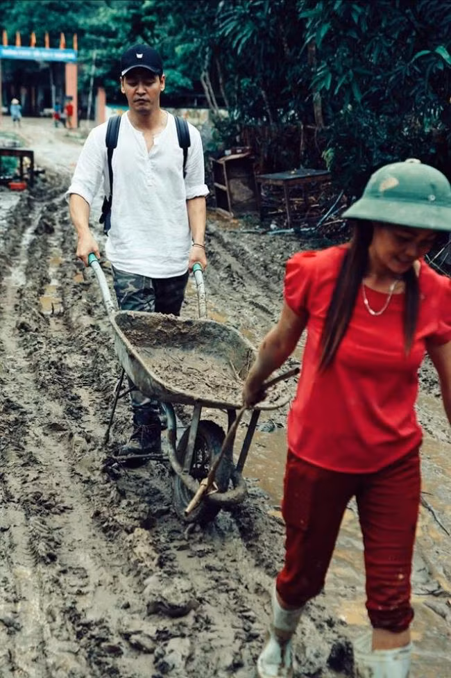 Hình ảnh MC Phan Anh diện áo trắng tinh tươm và chụp hình đăng tải lên mạng xã hội đã vấp phải nhiều ý kiến trái chiều.