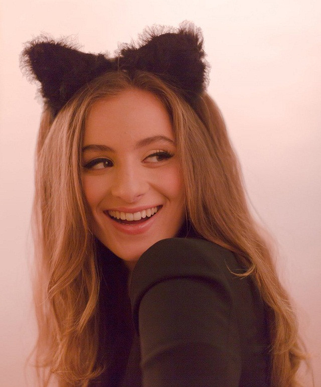 Dù không công khai con gái với truyền thông, nhưng "Mr Bean" định hướng Lily đi theo con đường nghệ thuật. Cô bé xuất hiện trong các dự án của ông từ rất sớm. Lily từng tham gia các bộ phim Tooth (2004), Mr.Bean’s Holiday (2007), Johnny English Reborn (2011).