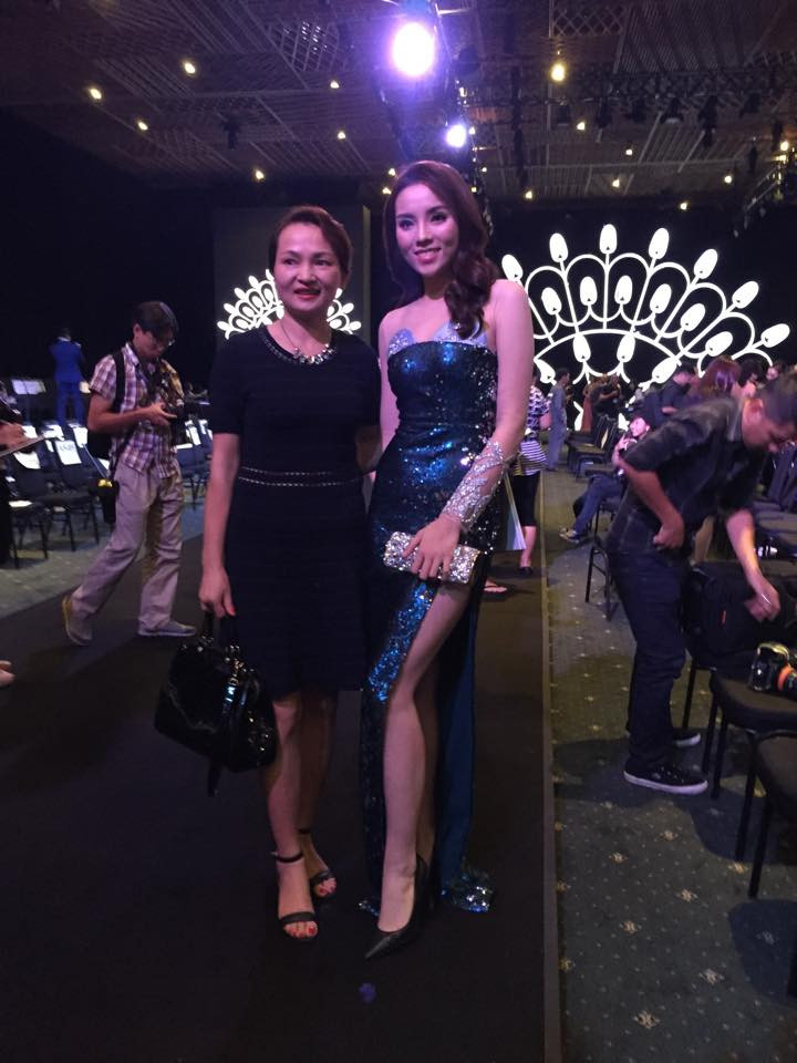 Mẹ của Hoa hậu Kỳ Duyên được nhiều người nhận xét là người sống rất hiện đại, có cách nhìn cởi mở. Cho nên, bà mẹ tuổi 51 của Hoa hậu đã nắm bắt rất nhanh nhịp điệu của cuộc sống showbiz.
