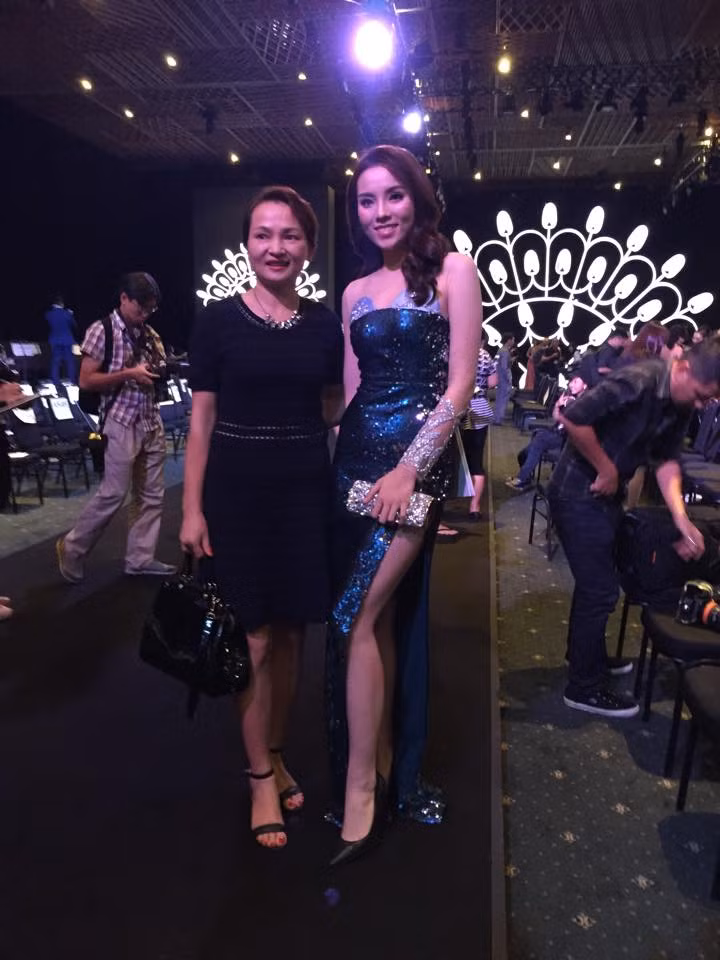  Mẹ của Hoa hậu Kỳ Duyên được nhiều người nhận xét là người sống rất hiện đại, có cách nhìn cởi mở. Cho nên, bà mẹ tuổi 51 của Hoa hậu đã nắm bắt rất nhanh nhịp điệu của cuộc sống showbiz.