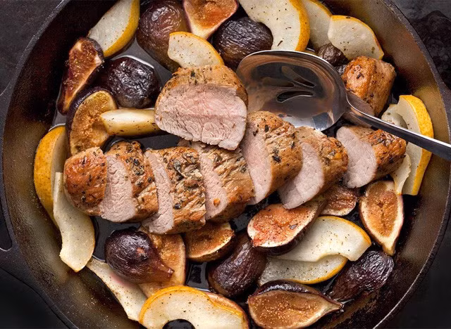 Loại sung khô nhập ngoại được chia thành 2 loại đen và trắng. Chúng chỉ khác nhau về màu sắc còn hương vị và giá trị dinh dưỡng thì gần như không có sự thay đổi. Một người chỉ nên sử dụng ¼ chén trái cây khô hàng ngày. ¼ chén trái cây sấy khô cung cấp năng lượng tương đương ½ chén trái cây tươi, thậm chí có loại lên tới gấp đôi, và với loại sung sấy khô này cũng tương tự như vậy.