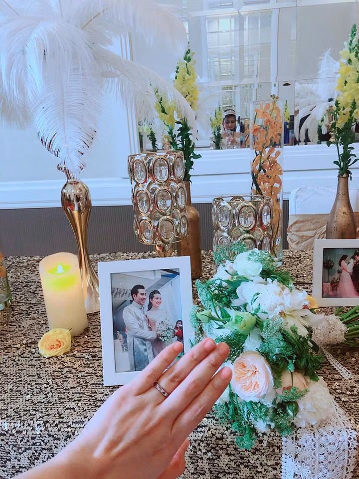 Ngọc Lan hào hứng khoe nhẫn cưới với mọi người.