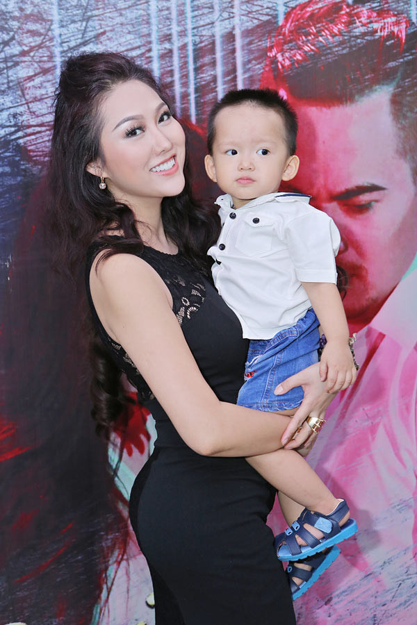 Phi Thanh Vân và con trai.
