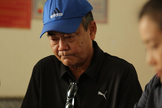 Từ sáng sớm đã có người đến viếng nghệ sĩ Thanh Hoàng. Trong hình là NSƯT Việt Anh.