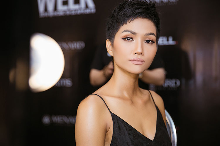 Tại đêm bế mạc Vietnam International Fashion Week 2018, Hoa hậu Hoàn vũ Việt Nam H'hen Niê tiếp tục nhận được sự chú ý khi xuất hiện với vai trò vedette.