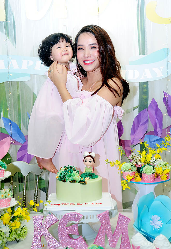 Xuất hiện tại buổi tiệc, Hải Băng khiến nhiều khách mời bất ngờ khi lộ bụng bầu 6 tháng. Từ khi công khai hẹn hò, khoe nhẫn cưới với diễn viên Thành Đạt, chuyện tình yêu của Hải Băng nhận được nhiều sự quan tâm. Trước đây, nhiều thông tin cho rằng Hải Băng đang mang thai em bé thứ hai song cả Hải Băng lẫn Thành Đạt đều giữ im lặng.