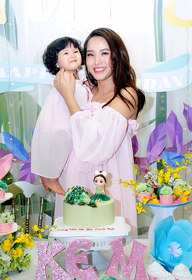 Xuất hiện tại buổi tiệc, Hải Băng khiến nhiều khách mời bất ngờ khi lộ bụng bầu 6 tháng. Từ khi công khai hẹn hò, khoe nhẫn cưới với diễn viên Thành Đạt, chuyện tình yêu của Hải Băng nhận được nhiều sự quan tâm. Trước đây, nhiều thông tin cho rằng Hải Băng đang mang thai em bé thứ hai song cả Hải Băng lẫn Thành Đạt đều giữ im lặng.