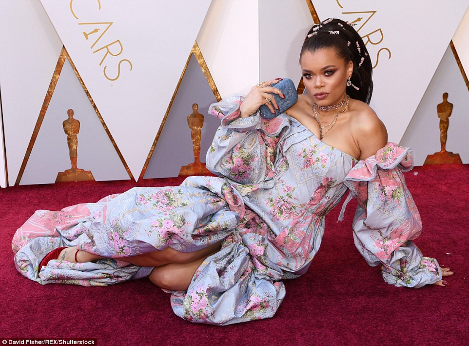 Andra Day, một trong những ca sĩ biểu diễn ở lễ trao giải Oscar 2018, "chơi trội" với chiếc váy bùng nhùng được ví như rèm cửa cùng phong cách tạo dáng không giống ai. Trang phục tuy không giúp người mặc tôn dáng, nhưng xét về độ gây chú ý, Andra đã thành công.