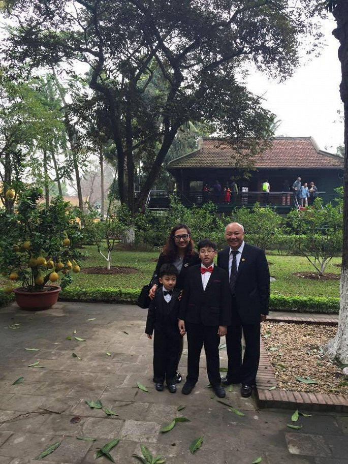 BTV Ngọc Trinh từng thể hiện sự ngưỡng mộ dành cho đàn chị: "Là một phụ nữ giỏi trong cả công việc lẫn giỏi cả việc cân bằng cả gia đình, chị Vân Anh có một cuộc sống viên mãn. Ngoài tài năng trong lĩnh vực truyền hình chị Vân Anh rất khéo tay, làm bánh rất giỏi. Các mỹ phẩm handmade chị ấy tặng mọi người ai cũng mê mệt".