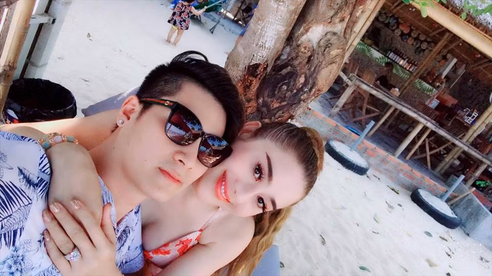 Nhiều người cho rằng, nữ ca sĩ ngày càng trẻ trung, quyến rũ hơn nhờ tìm hạnh phúc đích thực của đời mình.