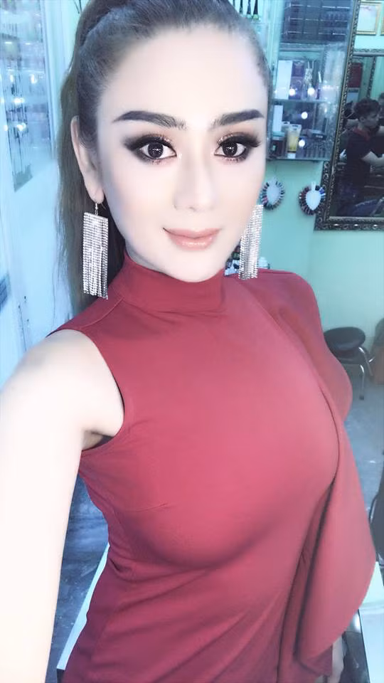 Cận gương mặt xinh đẹp không tỳ vết của Lâm Khánh Chi khiến gái 18 "phát hờn", mỹ nhân Việt ước ao.