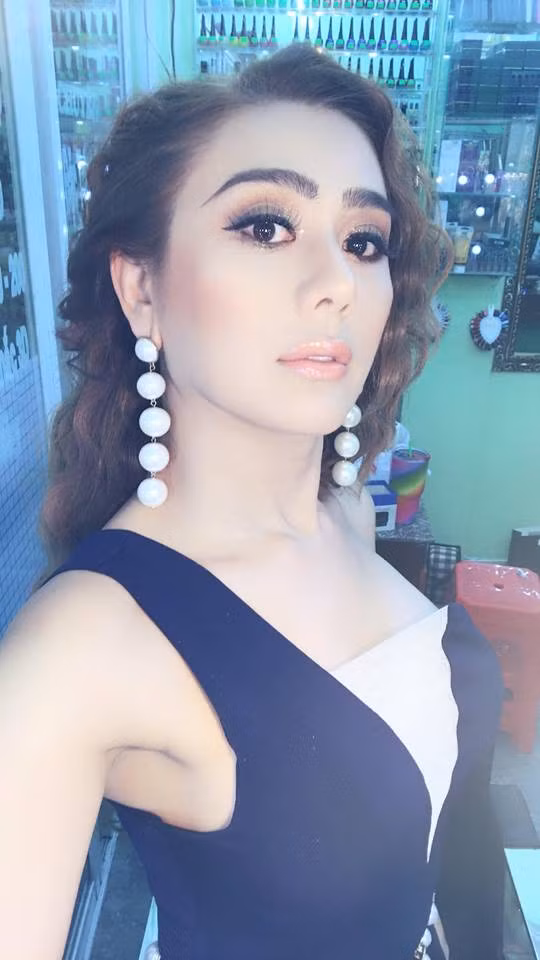 Khi đã trang điểm vẻ đẹp và thần thái của nữ ca sĩ càng thêm mặn mà, rạng ngời.