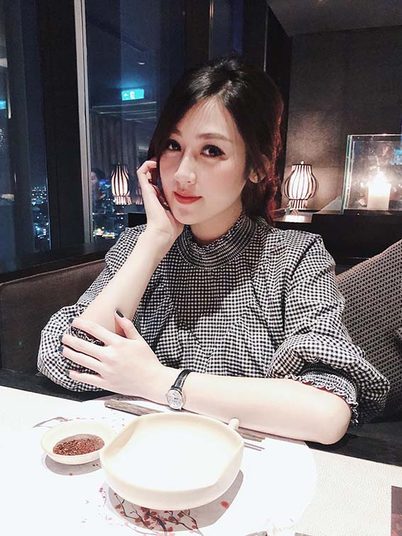 Ngoài ra, cô còn khoe mình được chồng trẻ tặng chiếc đồng hồ nạm kim cương và túi hàng hiệu khiến nhiều fan ganh tỵ.