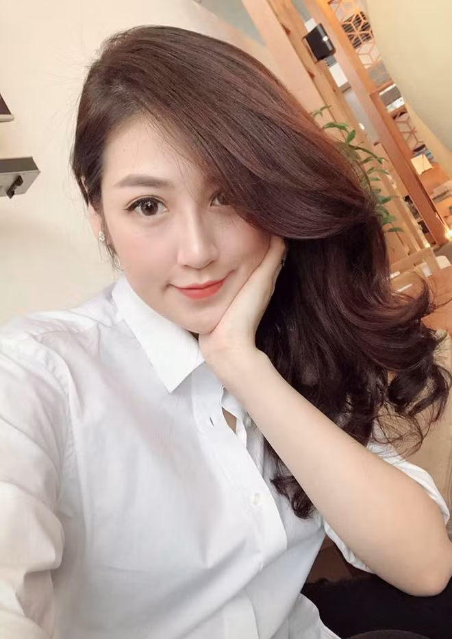 Cũng kể từ khi lấy chồng Tú Anh bớt tham gia các cuộc event mà ở nhà chăm sóc gia đình và tận hưởng cuộc sống mới. Trước đó, giữa tháng 7/2018, Á hậu Tú Anh chính thức lên xe hoa về làm dâu nhà chú rể Gia Lộc. Hôn lễ được tổ chức long trọng tại 1 trung tâm tiệc cưới hạng sang ở Hà Nội.