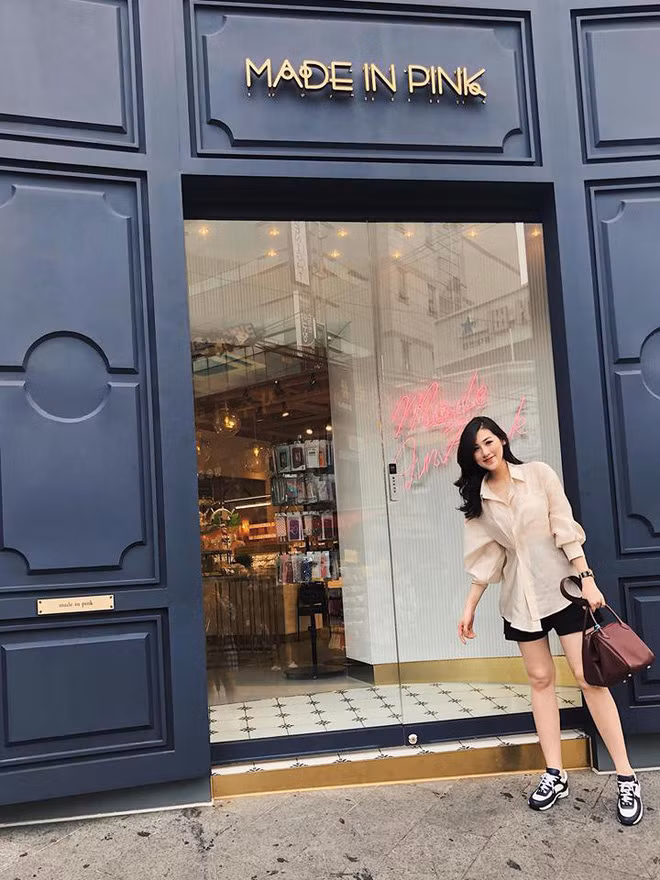 Sau hơn một tháng cưới, Tú Anh và chồng thiếu gia đã có "tuần trăng mật muộn" tại Hàn Quốc. Trong những bức ảnh mới nhất, Tú Anh luôn rạng rỡ nụ cười trên môi.