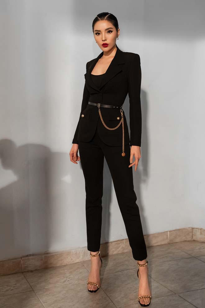 Kỳ Duyên diện trang phục vest của nhà mốt Liveevil, sử dụng thắt lưng gần 20 triệu từ thương hiệu Givenchy và giầy 20 triệu của Stuartweitzman.