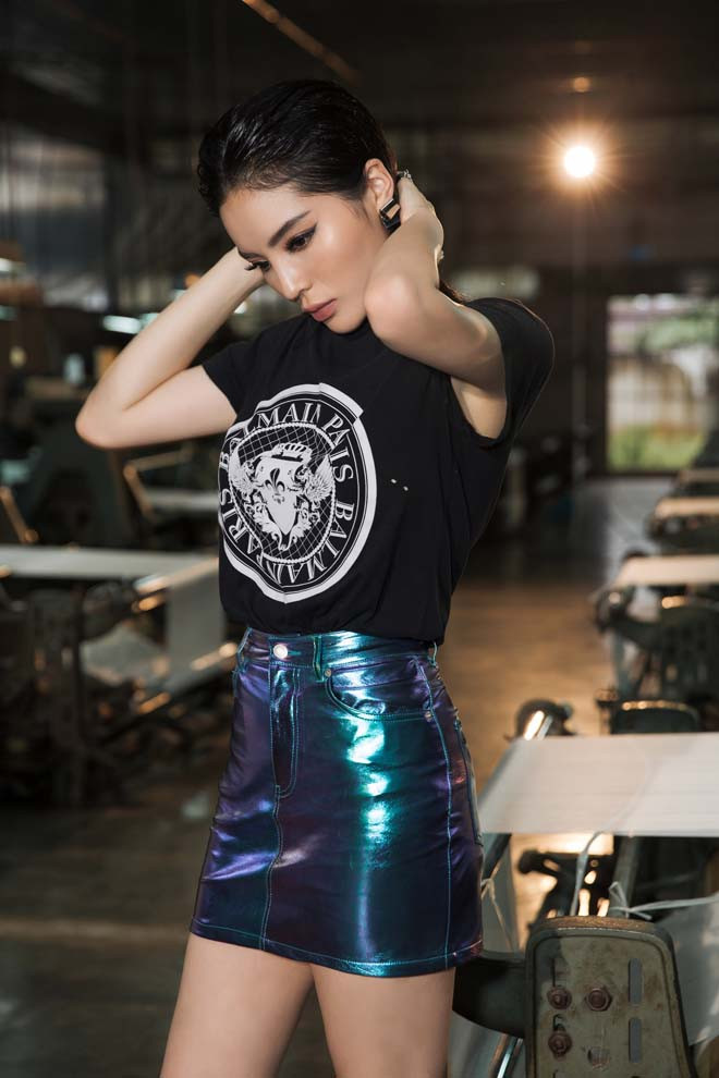 Để hoàn thiện set đồ, Kỳ Duyên không ngại ngần chi hơn 20 triệu đồng để sở hữu giày hiệu Vetements.