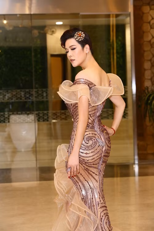 Với tâm thế nhẹ nhàng trong vòng chung kết vì không chịu áp lực nào trên ghế nóng, Thu Phương thưởng thức những tiết mục của đêm thi một cách trọn vẹn.