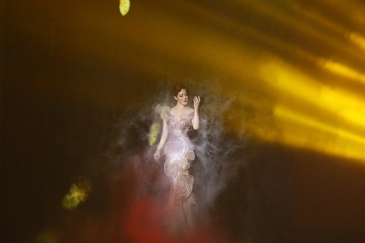 Nữ ca sĩ cũng tham gia biểu diễn trong chương trình với ca khúc "Có phải em mùa thu Hà Nội".