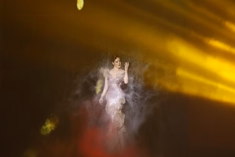 Nữ ca sĩ cũng tham gia biểu diễn trong chương trình với ca khúc "Có phải em mùa thu Hà Nội".