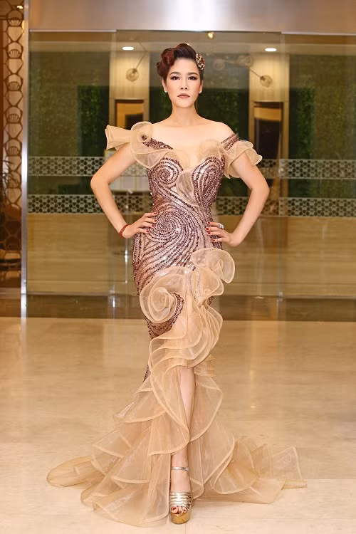 Bộ trang phục bó sát cơ thể được thiết kế sang trọng, đính kết tỉ mỉ giúp nữ ca sĩ phô diễn vẻ đẹp hình thể với những đường cong quyến rũ.