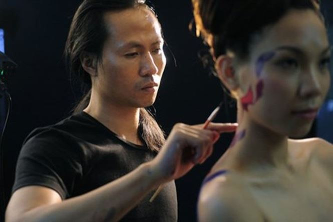 Họa sĩ Ngô Lực (áo đen).