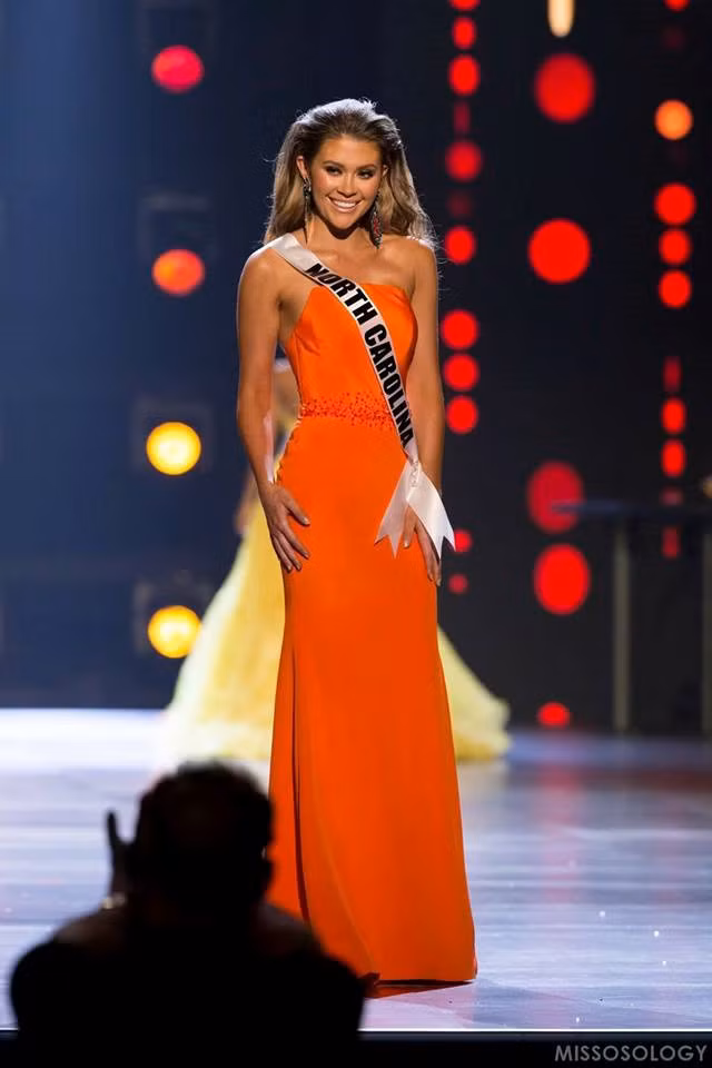 Hoa hậu bang North Carolina - Caelynn Miller-Keyes là Á hậu 1. Người đẹp 22 tuổi, cao 1,68 m và được biết đến như một người có đam mê với ngành dịch vụ. Cô tốt nghiệp ngành báo chí tại trường Đại học Virginia Commonwealth và đang là chuyên viên tư vấn truyền thông xã hội tại quê nhà Asheville.